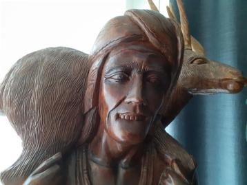 Sculptuur in verdwenen tropisch Narrahout beschikbaar voor biedingen