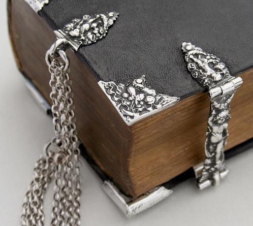 Prachtige BIJBEL STATENBIJBEL (1762) Hoeken + Draagketting!, Antiek en Kunst, Antiek | Boeken en Manuscripten, Ophalen of Verzenden