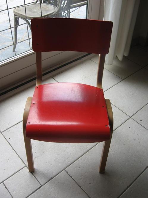 Twee vintage kinderstoelen in de kleur oranje gelakt. Kont, Kinderen en Baby's, Kinderstoelen, Gebruikt, Ophalen