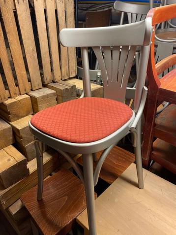 20 chaises en bois avec sièges en tissu 