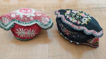 2 prachtige Chinese Vintage Hoedjes Borduurwerk beschikbaar voor biedingen