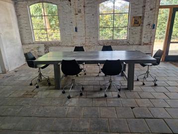 280 cm lange landelijke tafel met 6 Kartell Design stoelen  beschikbaar voor biedingen