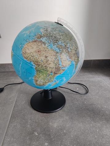 Wereldbol met licht van Tecnodidaticca (Nederlands) beschikbaar voor biedingen