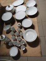 Vaisselle complète en porcelaine, Antiquités & Art, Enlèvement ou Envoi