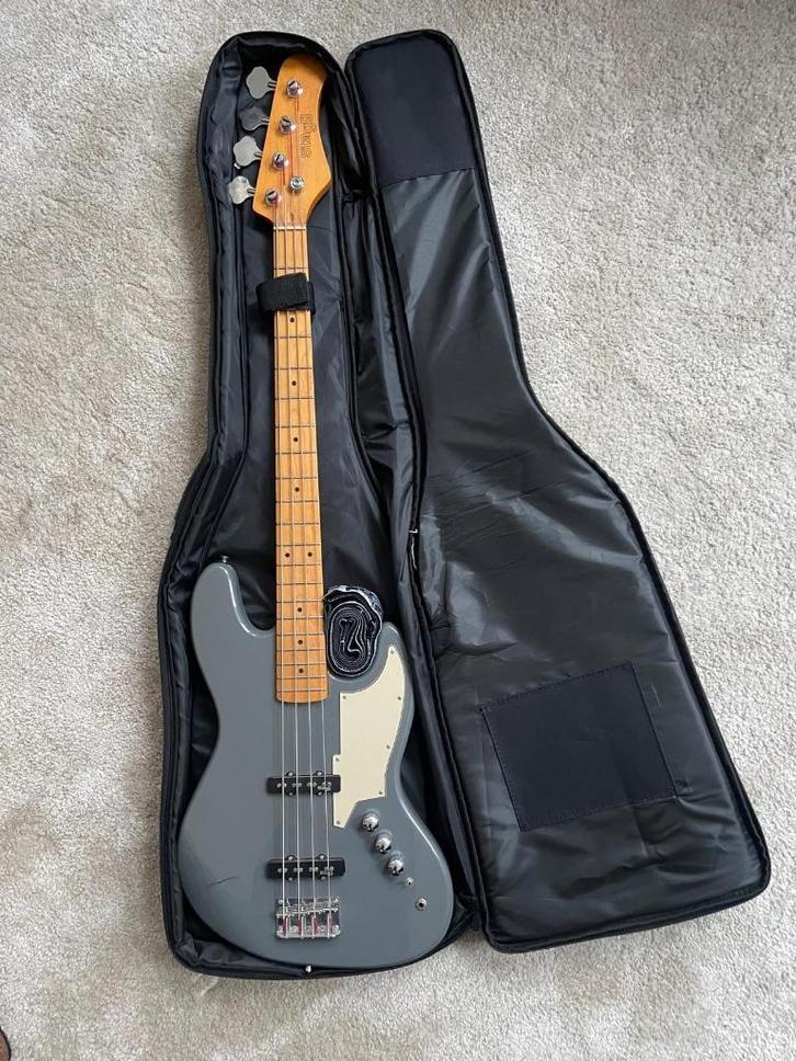 Basgitaar set Stagg + Laney versterker + hoes, Muziek en Instrumenten, Snaarinstrumenten | Gitaren | Bas, Zo goed als nieuw, Elektrisch