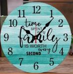 Ronde wandklok van hout Family (25cm), Enlèvement ou Envoi, Neuf, Horloge murale