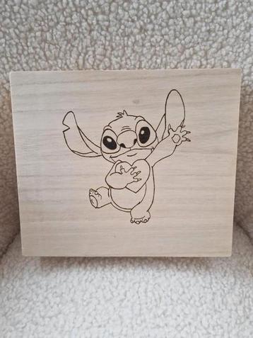 Houten doos met afbeelding Stitch beschikbaar voor biedingen