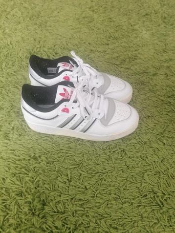 Taille Adidas 39 1/3 en parfait état, Enlèvement ou Envoi, Comme neuf