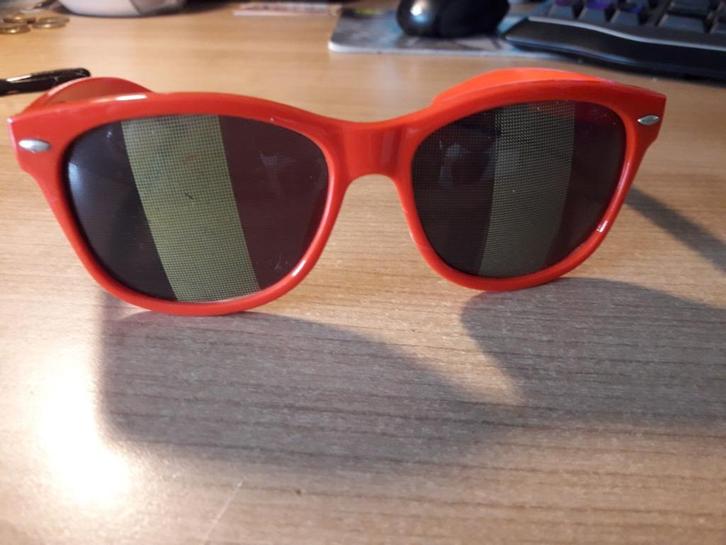 Zonnenbril België, Handtassen en Accessoires, Zonnebrillen en Brillen | Heren, Nieuw, Zonnebril, Overige merken, Rood, Ophalen of Verzenden