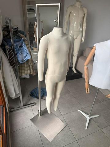 Kinder mannequin beschikbaar voor biedingen