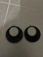Zwarte ronde oorbellen, Ophalen of Verzenden, Zo goed als nieuw, Zwart, Hangers