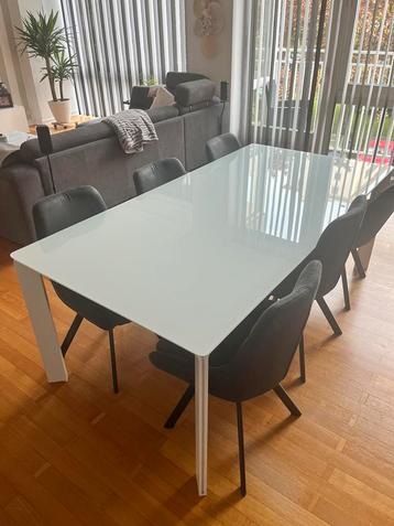 Grande table en verre blanc moderne