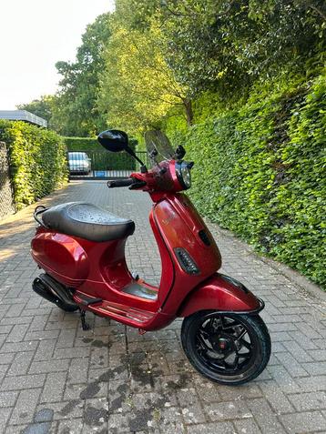 Vespa LX 4v Candy red Full option 50cc weinig km!, Fietsen en Brommers, Scooters | Vespa, Ophalen, Zo goed als nieuw, Elektrisch