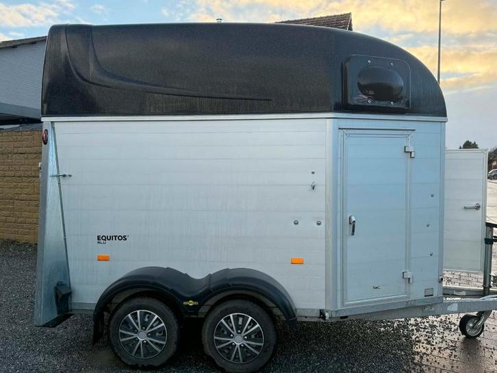 Humbaur Xhantos Equitos 2p zadelkamer 2022 nieuw staat, Dieren en Toebehoren, Paarden en Pony's | Trailers en Aanhangwagens, Zo goed als nieuw
