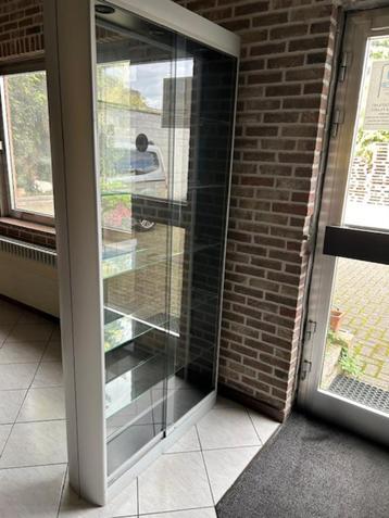 VITRINEKAST beschikbaar voor biedingen