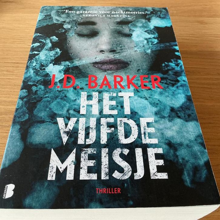 J.D. Barker - Het vijfde meisje - goede staat, Boeken, Thrillers, Gelezen, Ophalen