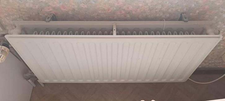 radiateurs avec attaches et leurs vannes, Doe-het-zelf en Bouw, Verwarming en Radiatoren, Radiator, Ophalen