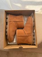 UGG essential mini, Ophalen of Verzenden, Zo goed als nieuw