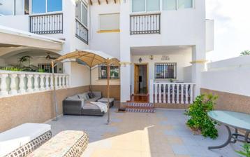 Benedenwoning met ruim terras in Punta Prima beschikbaar voor biedingen