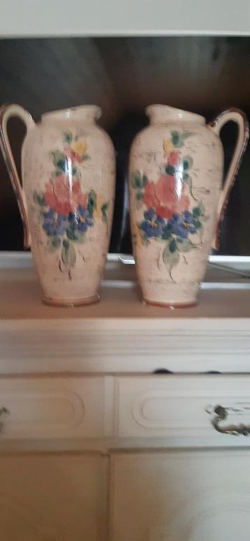 Antieke vazen  beschikbaar voor biedingen