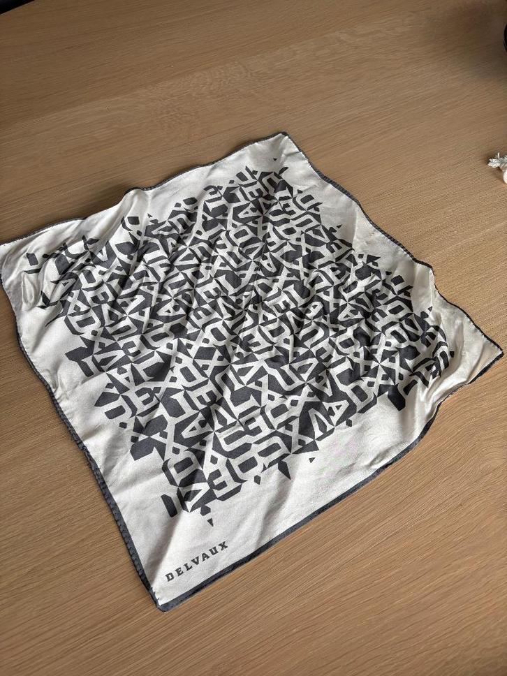 Delvaux sjaal, Handtassen en Accessoires, Tassen | Damestassen, Zo goed als nieuw, Handtas, Wit, Ophalen of Verzenden