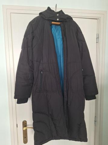 zwarte lange regenjas beschikbaar voor biedingen