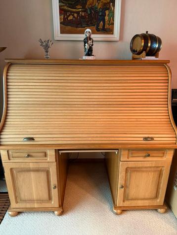 Bureau met rolluik beschikbaar voor biedingen