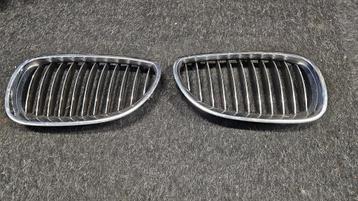 Grille chroom zwarte spijlen BMW 5 serie E60 E61 51137065701 beschikbaar voor biedingen