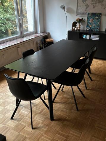 Zwarte eettafel met 4 bijpassende stoelen beschikbaar voor biedingen