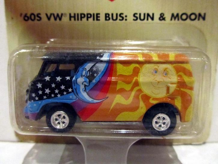 60s VW Hippie Bus Sun & Moon Johnny Lightning Collector Club, Hobby en Vrije tijd, Modelauto's | Overige schalen, Zo goed als nieuw