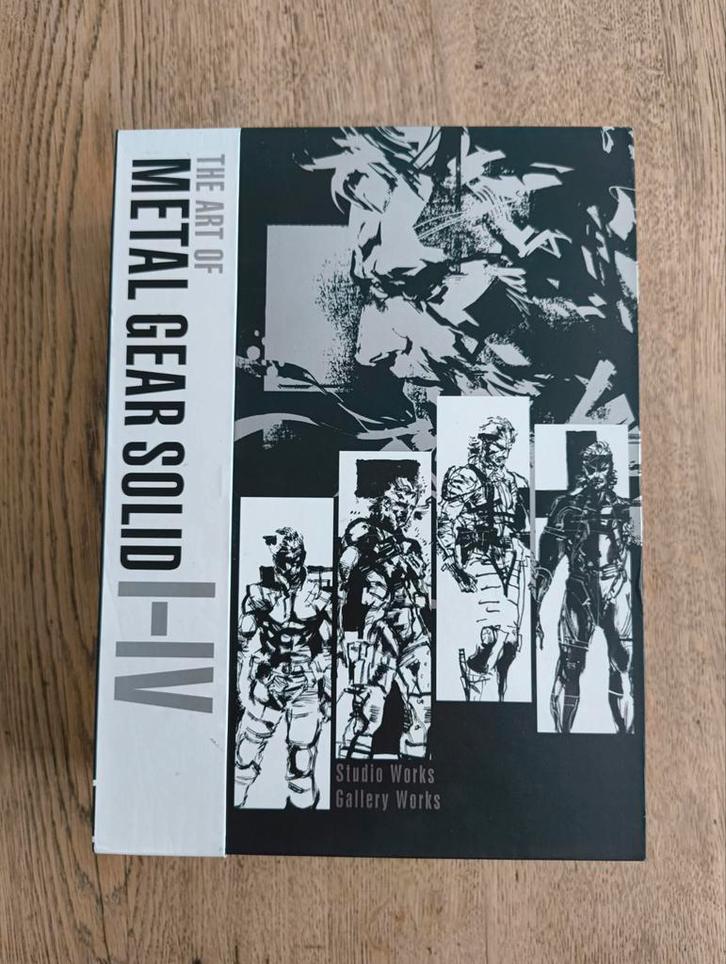 2 boeken in case: the art of metal gear solid, Livres, BD | Comics, Comme neuf, Enlèvement