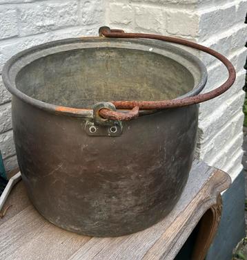Grote koperen ketel. beschikbaar voor biedingen