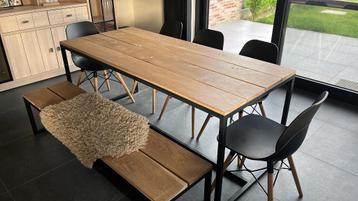 Handgemaakte eettafel vol eik met bank beschikbaar voor biedingen