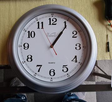 Wandklok vanello beschikbaar voor biedingen