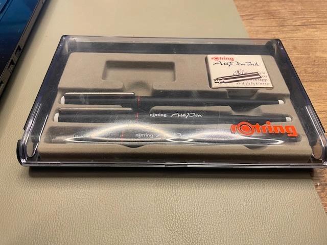 Rotring ArtPen Set (EF & F) – Complete Doos (vintage set), Hobby en Vrije tijd, Tekenen, Zo goed als nieuw, Overige typen, Ophalen of Verzenden