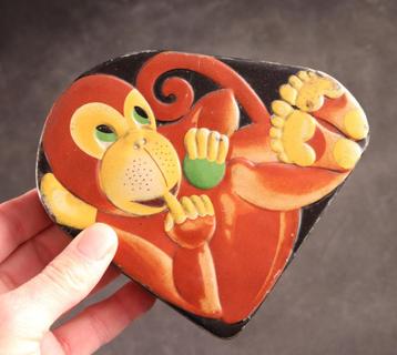 Leuk antiek blik met aap beschikbaar voor biedingen