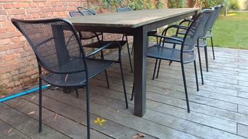 stalen tafel (zonder stoelen) beschikbaar voor biedingen