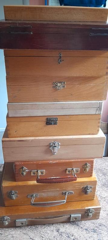 8 tekendozen en 3 schilderskoffers beschikbaar voor biedingen