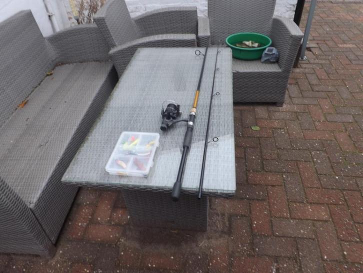 roofvishengel met molen op van OKUMA + doos met roofvis mat, Watersport en Boten, Hengelsport | Roofvissen, Gebruikt, Werphengel