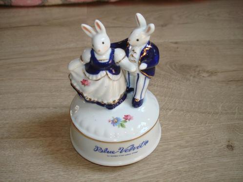 1987 Sekiguchi - bleu - lapins - boîte à musique danseurs, Antiquités & Art, Antiquités | Céramique & Poterie, Enlèvement ou Envoi