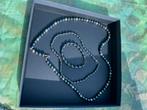 Parelhalskettingen en armband, Ophalen
