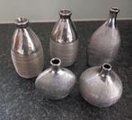 Set van 5 metalen, zilverkleurige vaasjes met reliefpatroon., Ophalen of Verzenden, Zo goed als nieuw