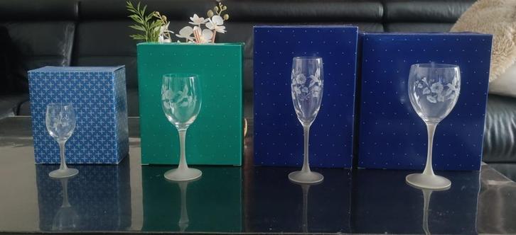 Collection de 8 verres AVON Hummingbird cristal gravé, Collections, Verres & Petits Verres, Neuf, Autres types, Enlèvement