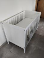 Babybed met matras - 120 x 60 cm - wit, Kinderen en Baby's, Babywiegjes en Ledikanten, Ophalen, Zo goed als nieuw, Ledikant