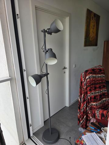 Staande lamp Hektar met 3 richtbare spots beschikbaar voor biedingen