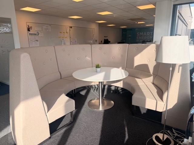 Grote ronde bank/bankje, Huis en Inrichting, Zetels | Zetels, Zo goed als nieuw, Hoekbank, Vierpersoons of meer, Stof, Ophalen