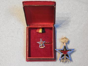 1935 twee Insignes CADET ARBEID TENTOONSTELLING één met ETUI beschikbaar voor biedingen