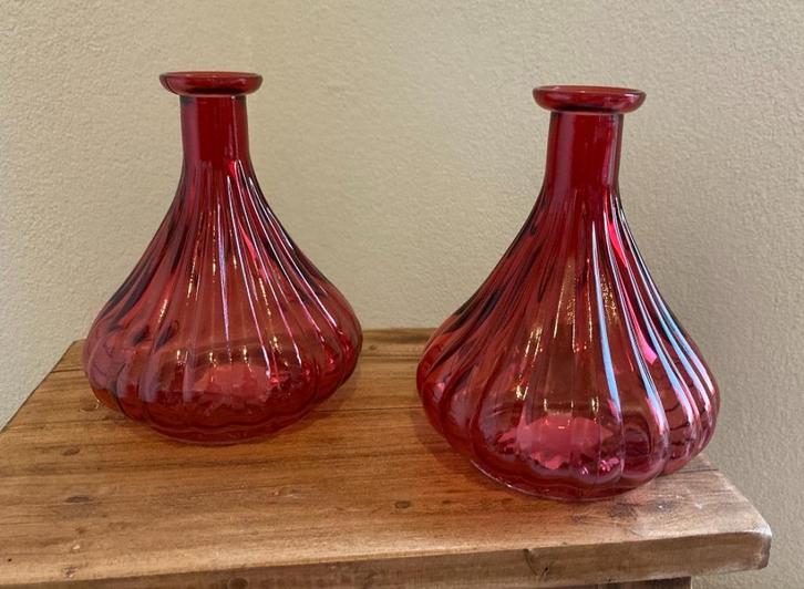VAAS KLASSIEK BOL ROOD GERIBBELD GLAS 15 CM nieuw, Huis en Inrichting, Woonaccessoires | Vazen, Nieuw, Rood, Minder dan 50 cm