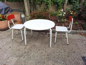 Kindertafeltje met 2 stoeltjes beschikbaar voor biedingen