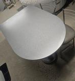 Table haute avec 4 chaises